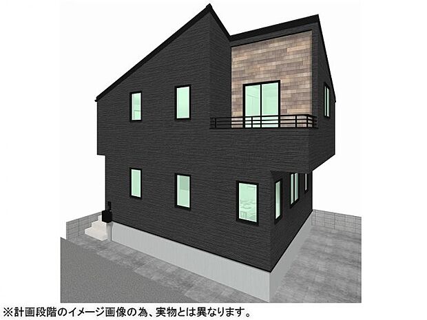 ダークトーンの外壁にバルコニーの木目調が映える、重厚感とスタイリッシュさを兼ね備えた外観です。