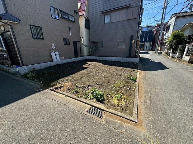 小学校へ徒歩10分の安心感に加え、充実の買い物環境が魅力!スーパー徒歩8分、コンビニ徒歩4分と日々の買い出しが便利な上、ららぽーと富士見も自転車9分の好立地。(2026年6月撮影)