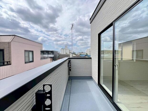 【バルコニー】■2部屋から出入り出来るワイドバルコニー!洗濯物が多いご家庭も安心です!