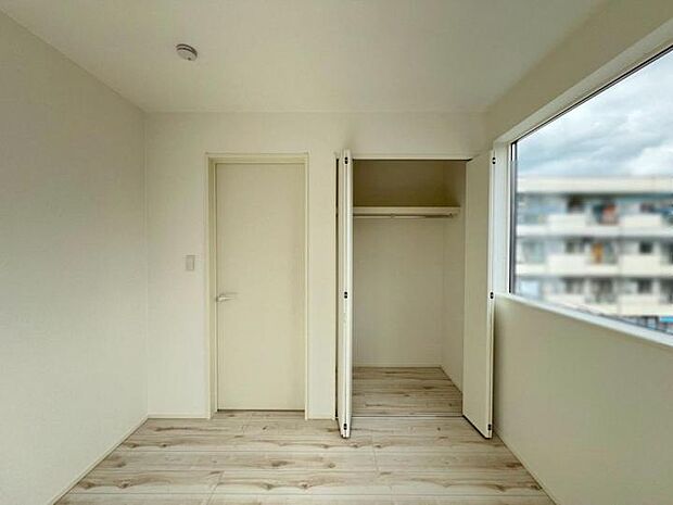 【洋室】■全室2面採光!床材は凹み傷や擦り傷がつきにくい高耐久なフローリングを採用しています!