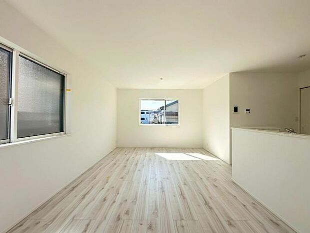 【リビング】■プライバシー確保しやすい2階LDK！浴室洗面室が集約されているので家事動線がスムーズです！