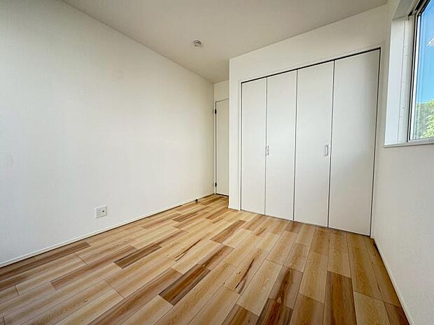 【【2F洋室5.2帖】】全居室2面採光で自然の風が入り込みます◎