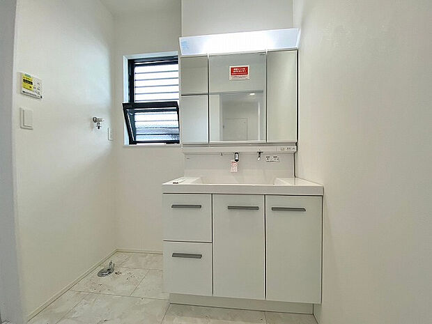 【洗面】大きくて見やすい3面鏡で身支度もばっちり