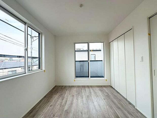 【4号棟】4号棟■窓ガラスは断熱性の優れたLow-E複層ガラスを採用しており、快適な空間を保ちます!網戸標準装備!