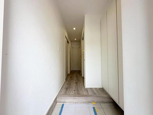 【4号棟】4号棟■玄関には大容量の下駄箱を設置!散らかりがちな玄関周りをスッキリさせやすく、お客様も心地よくお迎え出来そうですね!