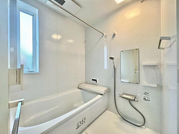 【浴室】雨の日の強い味方、浴室乾燥機付きのユニットバス。洗濯物をかけられるパイプ付!