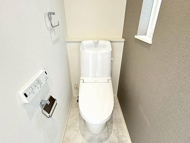 【トイレ】オート洗浄、節水機能などエコで清潔!あると便利なタオルリング付です。