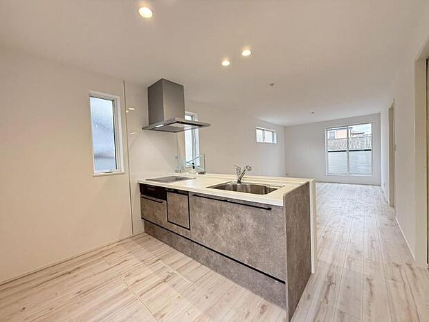 【キッチン】◆リビングを見渡せる開放的な対面キッチン!料理中もリビングにいるご家族やゲストと会話が弾みます!仕切りのないオープンな設計が、家族の時間をより豊かにします!