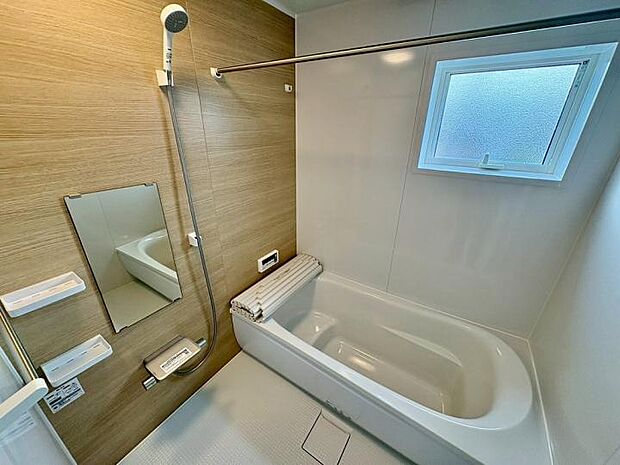 【浴室】半身浴にも便利なエコベンチ付きの浴槽。お湯の量も少なくなるのでエコです。