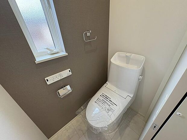 【トイレ】一面だけアクセントクロスを効かせて、こんなところもオシャレに。