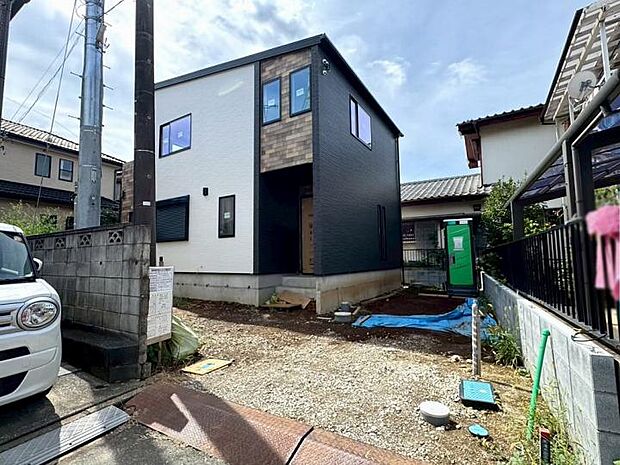 【外観】カースペース2台!全室収納スペース付の4LDK!