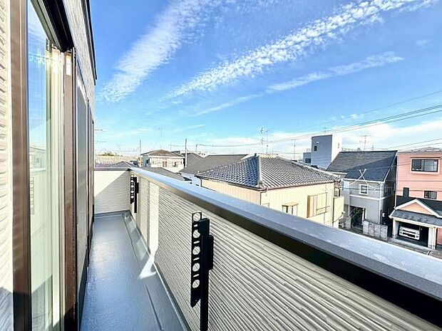 【バルコニー】上下可動式の物干し金物標準装備。使わないときはこのように収納できます。