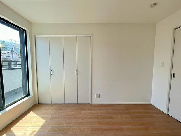 【洋室】◆全室２面採光の陽光が降り注ぐ室内！窓ガラスは断熱性の優れたLow-E複層ガラスを採用！冷暖房効果を高め快適な空間を保ちます！網戸標準装備！