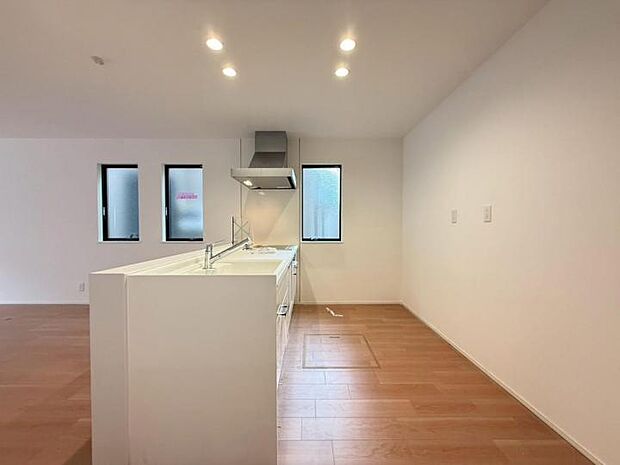 【キッチン】◆料理が捗るワイドな調理スペースが魅力！白の美しいデザインがLDKに馴染みます！ご家族を見守れる対面式で、開放感たっぷり！背面のゆとりも家事動線をスムーズにしてくれます！