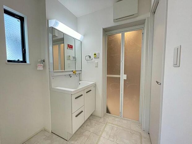 【洗面】◆洗面化粧台は曇りにくい三面鏡＆奥行きのある洗面カウンターで身支度等動作をスムーズにこなせます！収納もたっぷり出来ます！