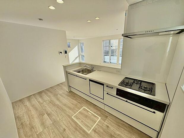 【キッチン】家族とおしゃべりしながらお料理もできる対面式を採用。