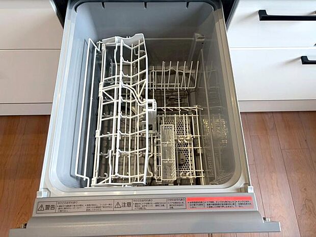 【【キッチン】】家事効率を高めるビルトイン食洗機付き。手洗いに比べ節水効果も期待でき、まとめ洗いも可能。家事の時短を叶えながら、キッチンまわりをすっきり保てる嬉しい設備です。