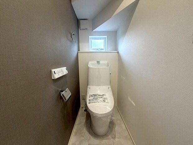 【【トイレ】】少ない水でしっかり洗い流す節水型トイレを採用。1階と2階のそれぞれに設置されているので、家族が重なる朝の準備時間や、就寝前の慌ただしさも解消されます。