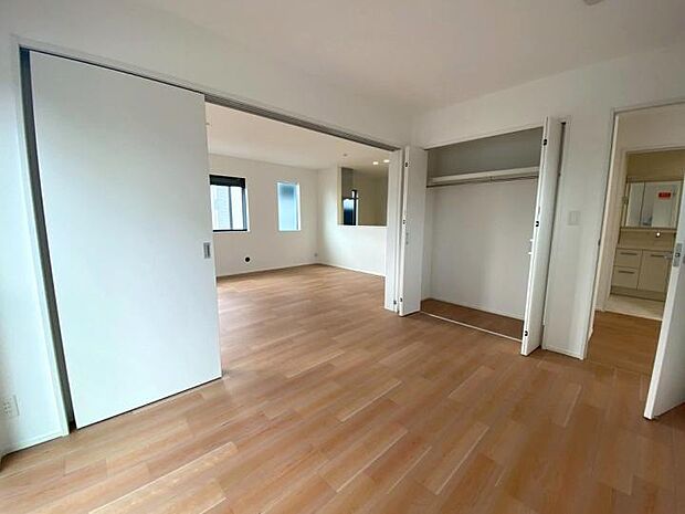 【【1階6帖洋室】】LDK16帖に6帖の洋室が隣接。扉を開放すれば、22帖もの圧倒的な大空間が広がります。リビングを通らず廊下から直接出入りも可能なのでゲストルームとしても重宝する、独立性と開放感を兼ね備えた設計。