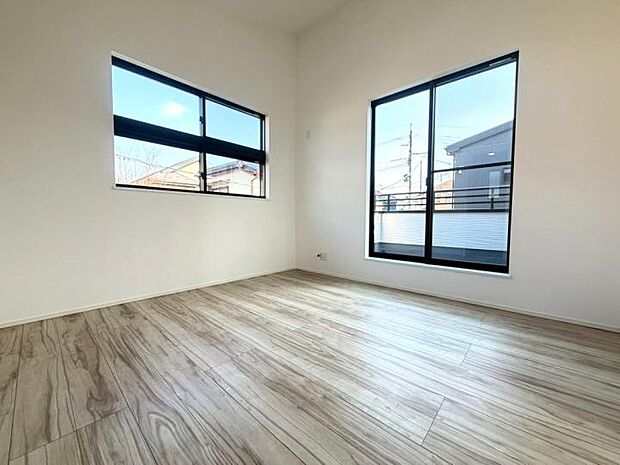 【【2階6.3帖洋室】】光がたっぷり差し込む全居室2面採光!バルコニーに面した大きな窓が広がりを感じさせ、日中照明いらずの明るい空間です。毎朝気持ちよく目覚められる、心地よいプライベートルーム。