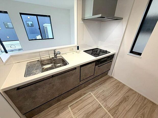 【【キッチン】】キッチンカウンター下部は奥の物まで一目で分かり、出し入れスムーズなスライド収納を採用!さらに床下収納も完備し、ストック品もスッキリ収まる豊富な収納力が自慢です。