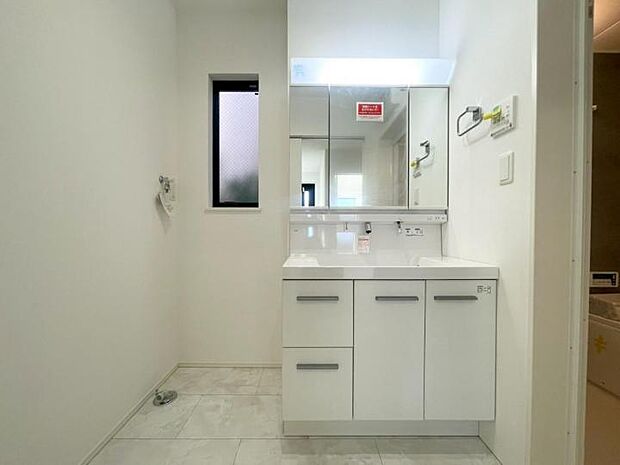 【洗面】■洗面化粧台は曇りにくい三面鏡&奥行きのある洗面カウンターで身支度等動作をスムーズにこなせます!お掃除がしやすい形状も嬉しいポイント!またミラー裏は全収納!脱着式トレイなので水洗い簡単!