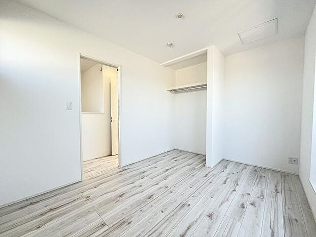 【洋室】へこみ傷やすり傷・摩耗に強いワックスフリーの床材を採用。