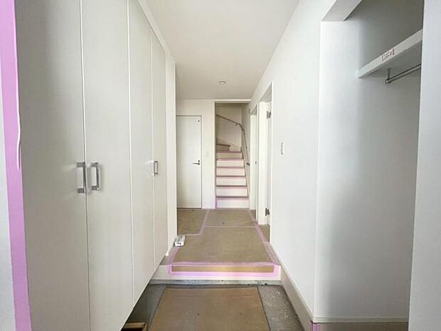 【建築中内観※2026.5月上旬撮影】◆大容量の下駄箱と、サッと掛けられる便利なハンガースペースを設置！コート等をかけることが出来ますし、帰宅後ウイルスや花粉を室内に持ち込まない、現代のライフスタイルに寄り添った設計！