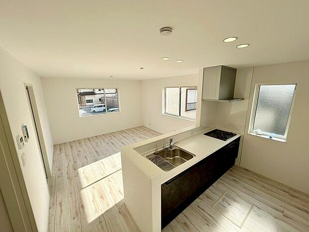 【リビング】キッチンに立ちながら、リビングで遊ぶお子様の笑顔や、ソファでくつろぐご主人との会話が自然に弾みます。視界を遮らない対面式キッチンは、家事を「孤独な作業」から「家族との楽しい時間」へ。