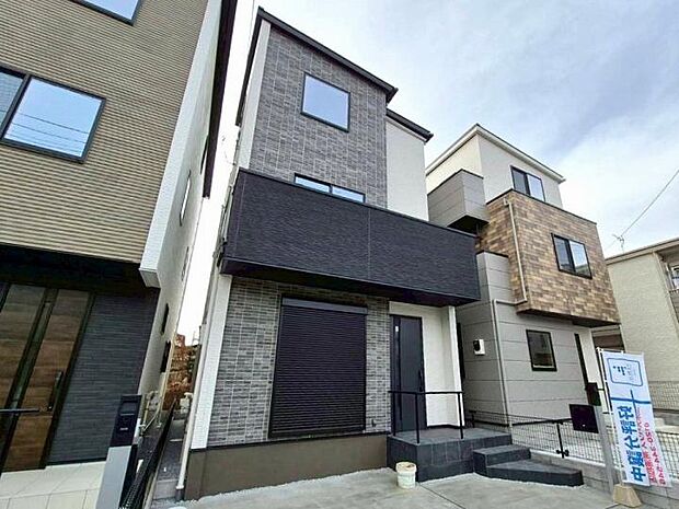 【【現地外観写真】】周辺にはスーパーやコンビニ、飲食店が点在し、急なお買い物や家族での外食も身近で完結します。小・中学校共に徒歩7分と近く、子育て世帯も嬉しいロケーション。(2026年2月撮影)