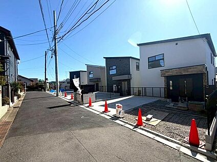 【前面道路含む現地写真/1号棟(右から2番目)】