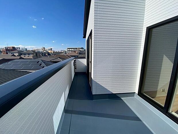 【【バルコニー/2号棟】】2部屋から出入り可能な広々バルコニー!