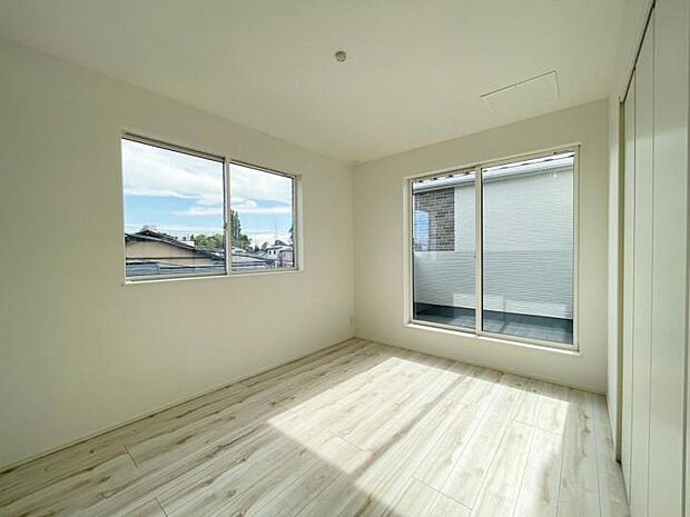 【室内】■窓ガラスは断熱性の優れたLow-E複層ガラスを採用しており、快適な空間を保ちます!網戸標準装備!