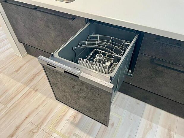 【キッチン】■食洗機を装備した使い勝手の良いシステムキッチン!忙しい家事を時短化して時間を有効活用出来ます!