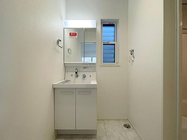 【洗面台】■洗面台は曇り止めコート付なので身支度しやすいです!