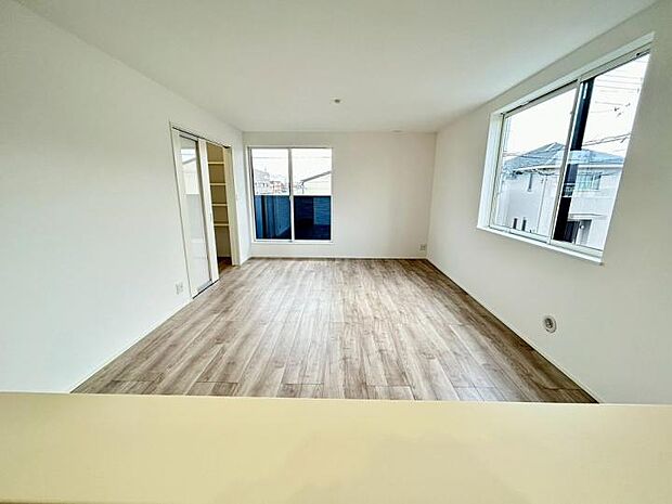 【リビング】家事をしながらでも、リビングにいるお子様に目が届くので安心です。