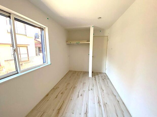 【【1階6.3帖洋室】】全ての居室に機能的な収納やオープンクローゼットを完備しているため、家具を最小限に抑えられ、お部屋の隅々までデッドスペースなく広々とお使いいただけます 。