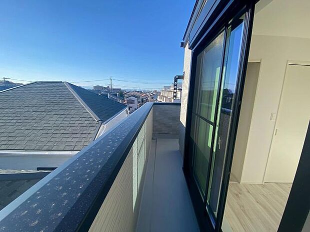 【【バルコニー】】南西向きで陽当たり良好なワイドバルコニーです。高さを調整できる便利な壁付け物干しを標準装備し、限られたスペースを有効活用。