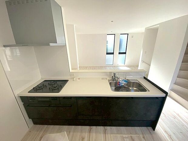 【【キッチン】】キッチンカウンター下部は、奥の物までスムーズに取り出せるスライド収納を採用。さらに床下収納も完備し、ストック品もスッキリ片付きます。