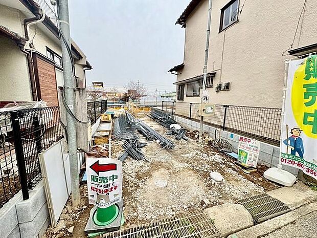 【現地】スーパーやドラッグストアも徒歩圏内に点在し、日々の買い物もスムーズ。 今の家賃でマイホームを考えている方などに、ぜひ一度ご覧いただきたい一棟です。