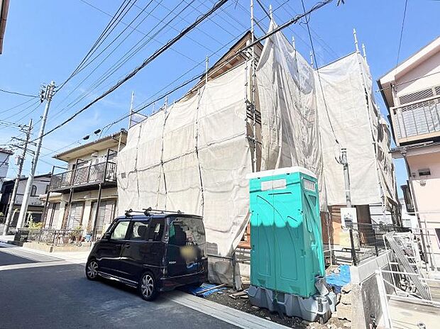 【現地】都内へ2路線利用可。南道路で陽当たり良好の立地です 。普通車+軽が駐車可能で 、16.9帖の広々LDKが魅力の4LDK 。