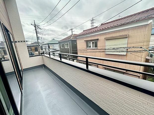 【バルコニー】奥行きのある南面バルコニー！陽当たり良好で、毎日のお洗濯も広々快適にこなせます。