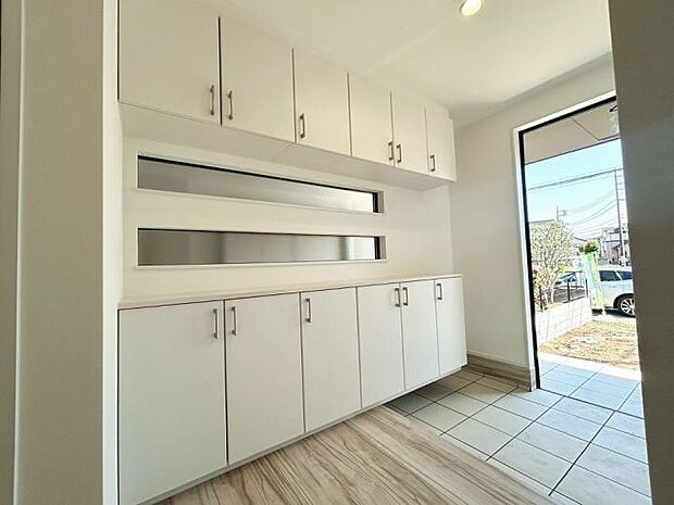 【玄関】玄関周りを美しく保つ、ゆとりの収納力。セパレートタイプのシューズクロークを標準装備し、散らかりがちな空間にゆとりを生み出します。