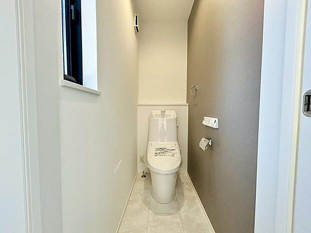 【トイレ】壁一面に施したアクセントクロスが、シンプルになりがちなトイレをモダンで洗練された印象に仕立てます。日常のふとした瞬間に、デザインのゆとりを感じられる住まいです。