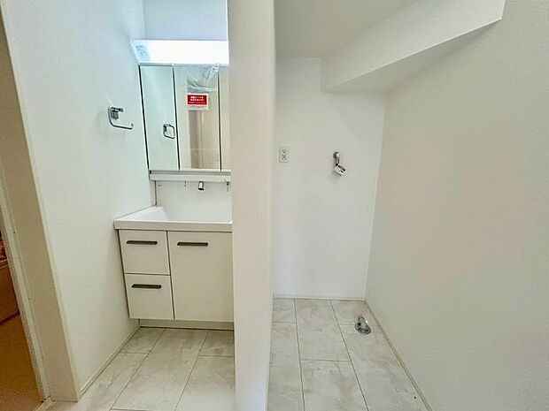 【洗面】高さを自由に調整できるトレイで、背の高いボトルから細かな小物までシンデレラフィット。ミラーキャビネット内のスペースを隅々まで無駄なく、賢く活用できる洗面台です。