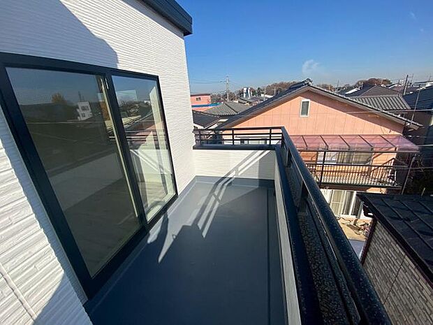 【【バルコニー】】2部屋続きの設計により、室内まで実寸以上の奥行きと開放感を与えてくれます。ガーデニングを楽しんだり、夜風にあたってリラックスしたり。室内の心地よさを外へと広げてくれる、贅沢なバルコニー空間です。