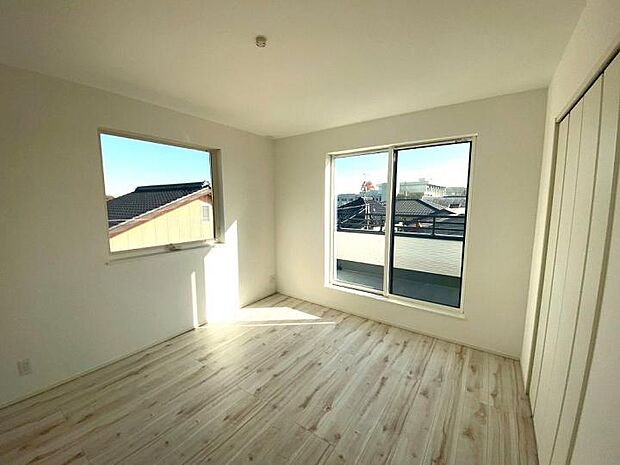 【【3階7帖洋室】】全居室2面採光で明るさも風通しも良好です。バルコニーに面した大きな窓が開放感を演出し、心地よい朝日を浴びながら健やかな一日をスタートできる、主寝室にぴったりの空間です。