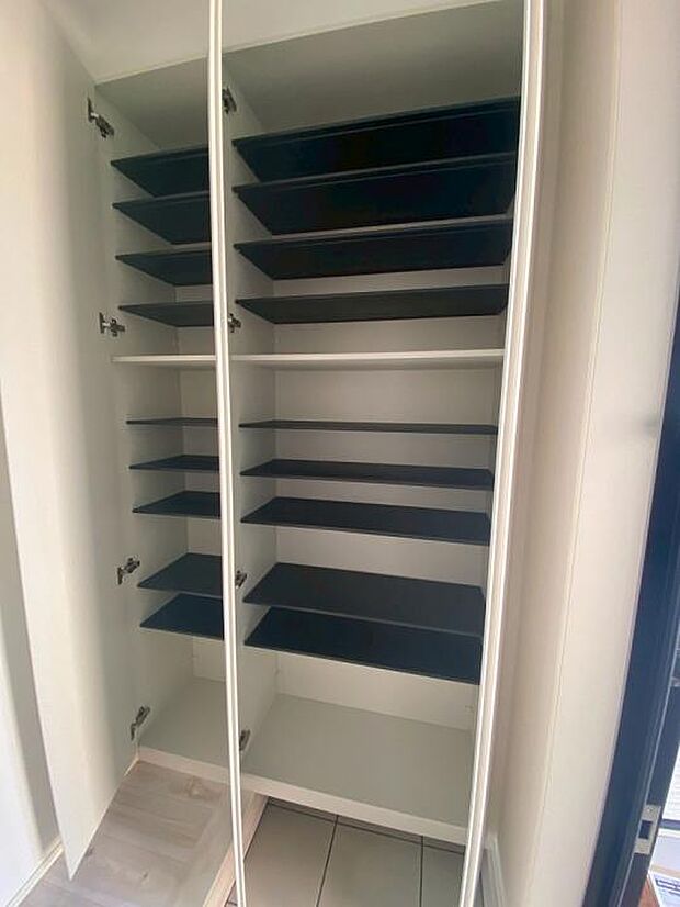 【【玄関収納】】天井近くまで高さのあるワイドなシューズボックスを完備。家族全員の靴をたっぷり収納できるため、散らかりがちな玄関をいつでもスッキリと美しく保てます。来客時も安心の、頼れる収納力です。