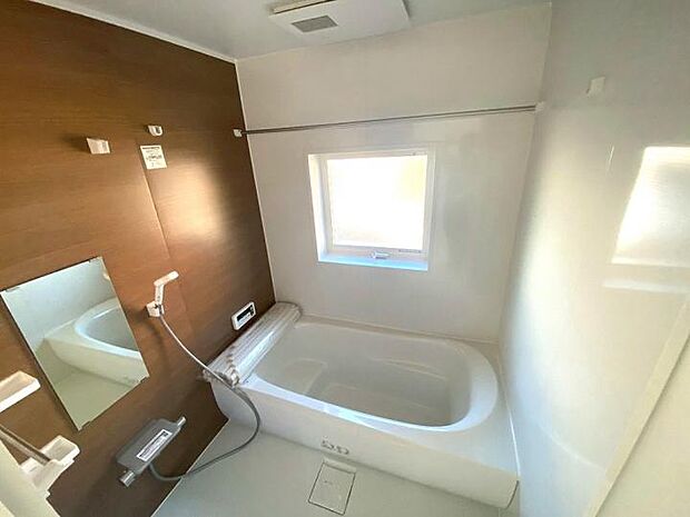 【【浴室】】足を伸ばしてゆったりと浸かれる1坪サイズのバスルームが、一日の疲れを優しく解きほぐします。湿気がこもりがちな浴室も窓があることで換気しやすく、いつもクリーンな状態を保てます。