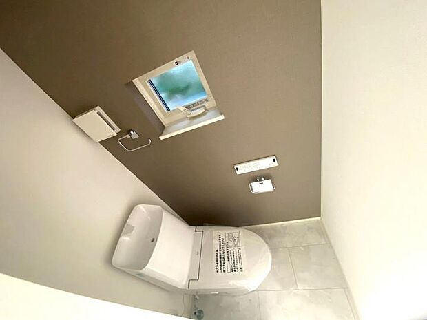 【【トイレ】】少ない水でしっかり洗い流す節水型トイレを採用。毎日の使用で意識せずとも水道代の節約に貢献します。便利なウォシュレット機能はもちろん、手洗い一体型のコンパクトな設計で、限られたスペースを広々と活用。